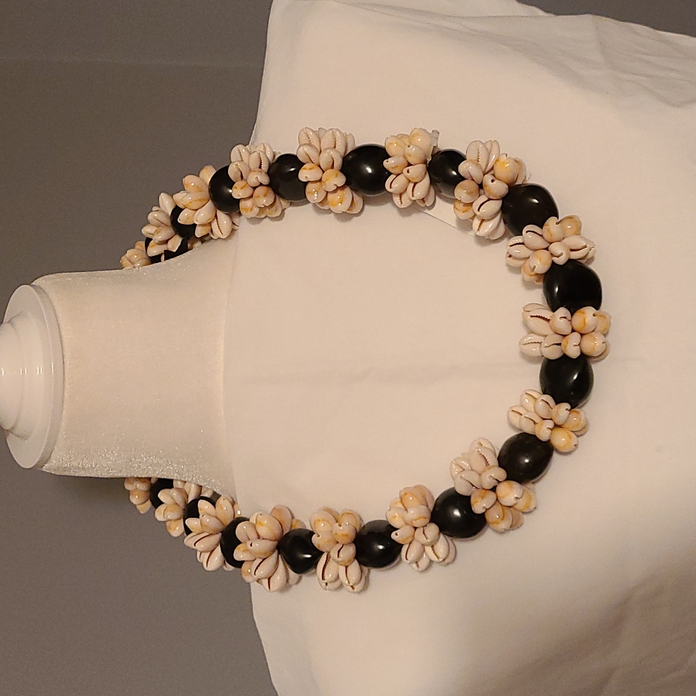 Hapa Girls Black Kukui Nut & Sea Shell Lei